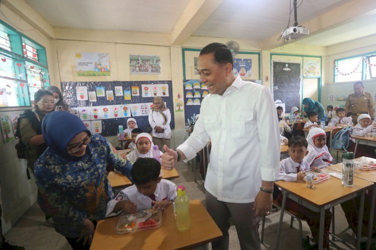 Wali Kota Eri Cahyadi bersama Rini Indriyani memantau makan bergizi gratis/RMOLJatim