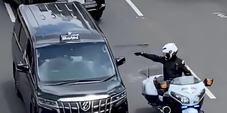  Patroli mengawal mobil dinas RI 36/X