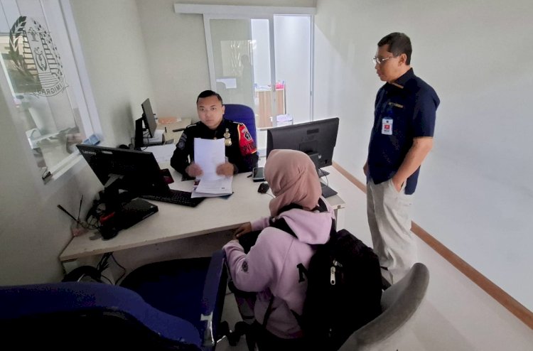 Petugas Imigrasi Kelas II Non TPI Madiun saat memeriksa WNA/ist