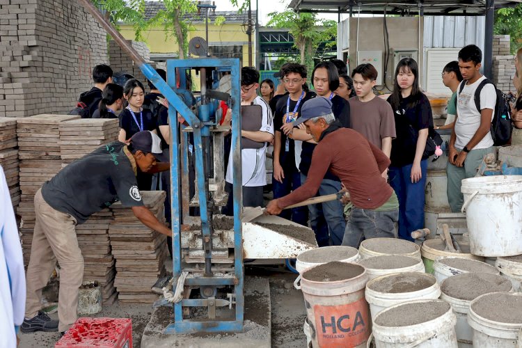 Teks foto: Mahasiswa Singapura kunjungi Surabaya/ist