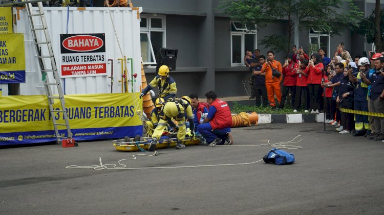 Keterangan Foto: Menaker Yassierli dan Direktur Utama SIER Didik Prasetiyono di Kawasan Industri Terpadu Batang (KITB) Jawa Tengah, Selasa (14/1/2025), dalam Peringatan Apel Siaga Bulan K3 Nasional 2025