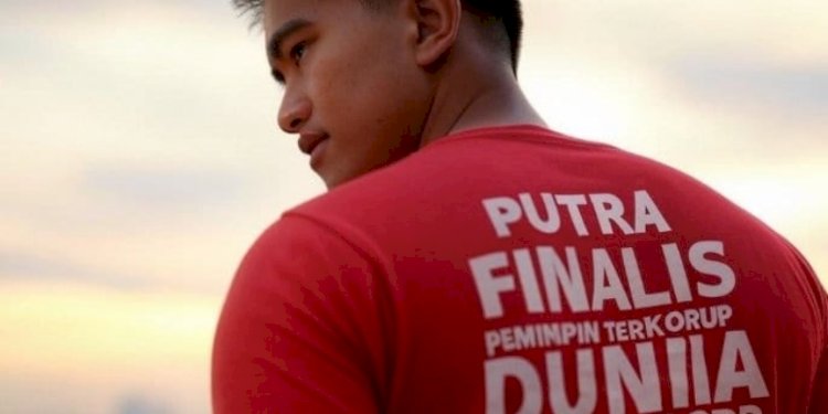 Pria diduga Ketua Umum PSI Kaesang Pangarep pamer kaos Putra Finalis Pemimpin Terkorup/@uyoktweet