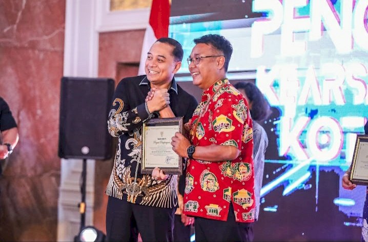 Teks foto: Plt Kadinkominfo Surabaya menerima penghargaan dari Wali Kota Eri/RMOLJatim