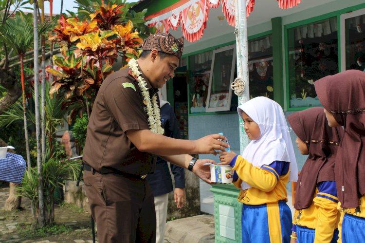 Kejari Kabupaten Probolinggo, Ahmad Nuril Alam saat di SDN Sebaung 1 Gending. /RMOL Jatim 