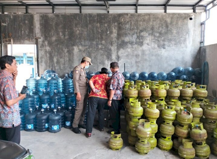 Teks foto: Petugas saat memantau ketersefiaan stok LPG di agen resmi/ist