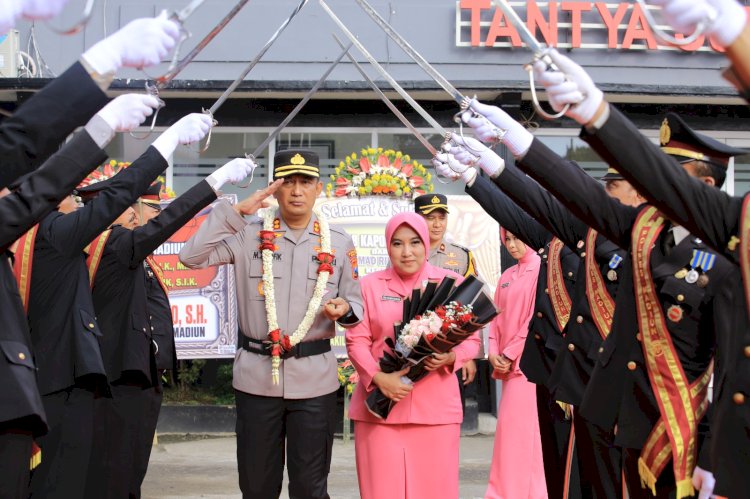 Acara pisah sambut Kapolres Madiun yang baru AKBP Mohammad Zainur Rofik bersama istri. / Ist
