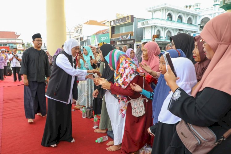 Khofifah menyerahkan zakat/ist