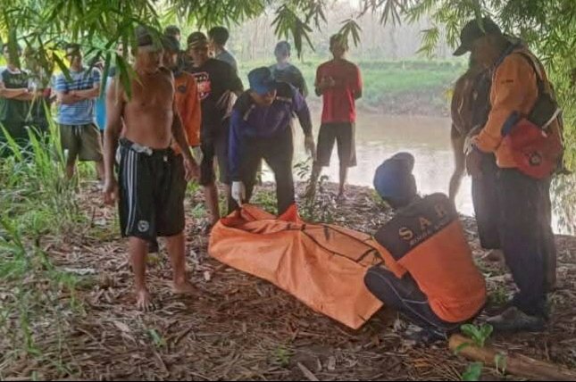 Proses evakuasi korban terseret arus sungai di Jember/ist