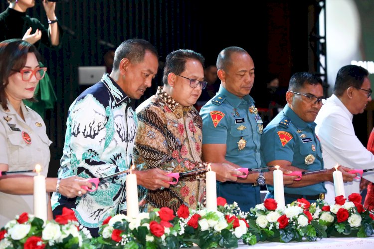 Pj Gubernur Adhy menghadiri peringatan Natal bersama TNI, Polri dan masyarakat wilayah Kogartap III/Surabaya di Gereja Mawar Sharon Tegalsari, Surabaya, Jumat (17/1)/Ist