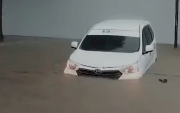 Mobil terseret arus air di Jember/ist
