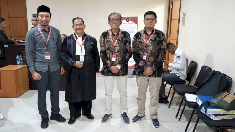 Ketua KPU Radfan Faisal beserta Bawaslu dan Kuasa Hukum KPU Robiyan Arifin  saat di Mahkamah Konstitusi
