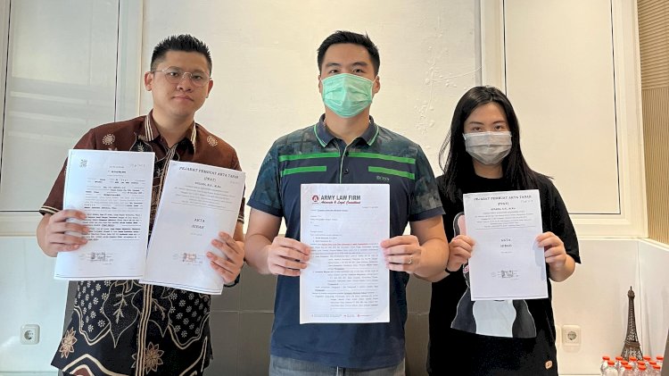 Pengacara Anggraeni, Xavier Nugraha (kiri) bersama kedua anak Anggraeni, Steven Wuisan dan Gabriela Wuisan