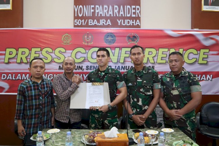 Korban penganiayaan Sony Misdananto saat berada di markas Yonif 501/BY saat berdamai dengan oknum anggota TNI/ist