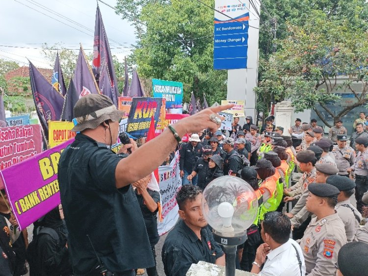 Aksi unjuk rasa di BRI Bondowoso/RMOLJatim