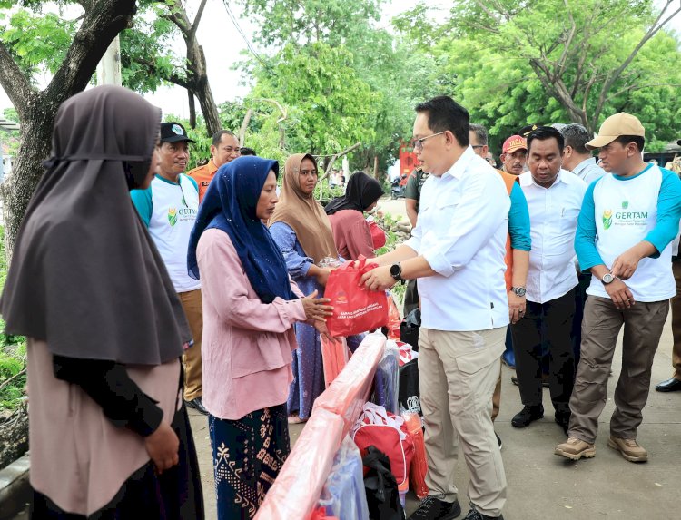 Pj Gubernur Jatim Adhy Karyono menyerahkan bantuan kepada warga terdampak angin puting beliung di pesisir Pasuruan/Ist
