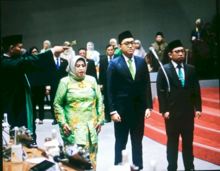 Foto; Gus Khozin saat dilantik bersama 2 anggota FPKB lainnya ( Ist).