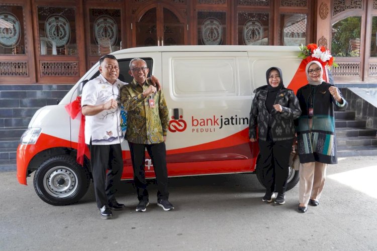 Bank Jatim menyerahkan CSR berupa mobil/Ist