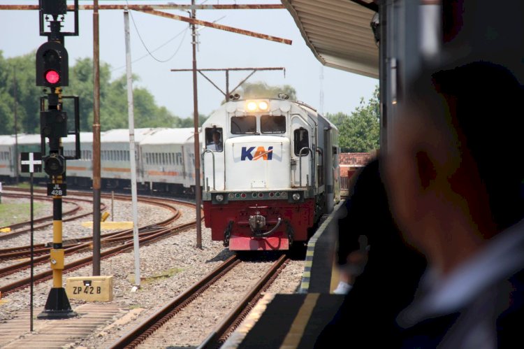 Kereta api di stasiun Madiun/ist