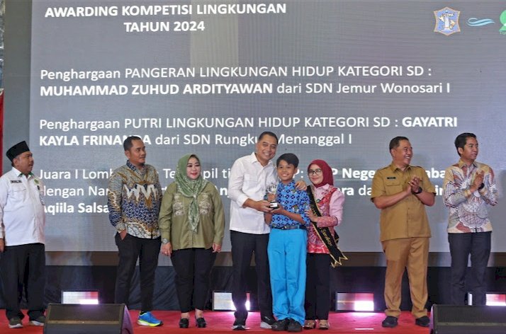 Wali Kota Eri memberikan penghargaan di awarding eco school, eco pesantren, pangeran-putri lingkungan, serta lomba asah terampil untuk jenjang PAUD, SD, dan SMP se-Kota Pahlawan/RMOLJatim