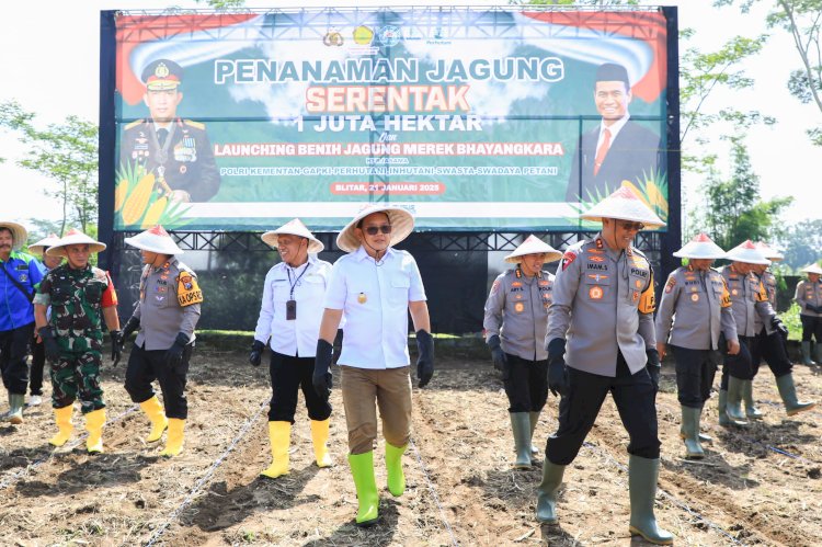 Pj Gubernur Jatim Adhy Karyono bersama Polda Jatim menanam jagung serentak di Blitar/ist