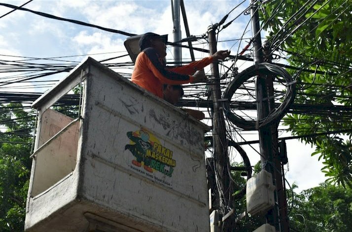 Teks foto: Pebertiban jaringan kabel utilitas tak berizin/RMOLJatim