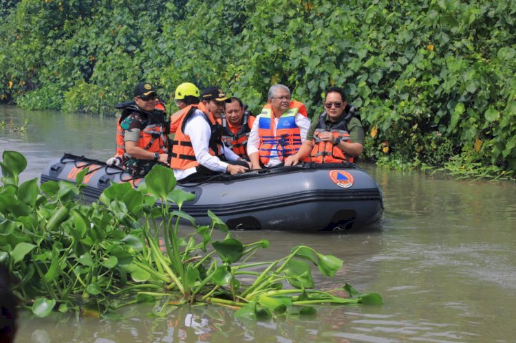 Pj Gubernur Jatim Adhy Karyono menyusuri sungai Kedungpeluk, Sidoarjo/ist