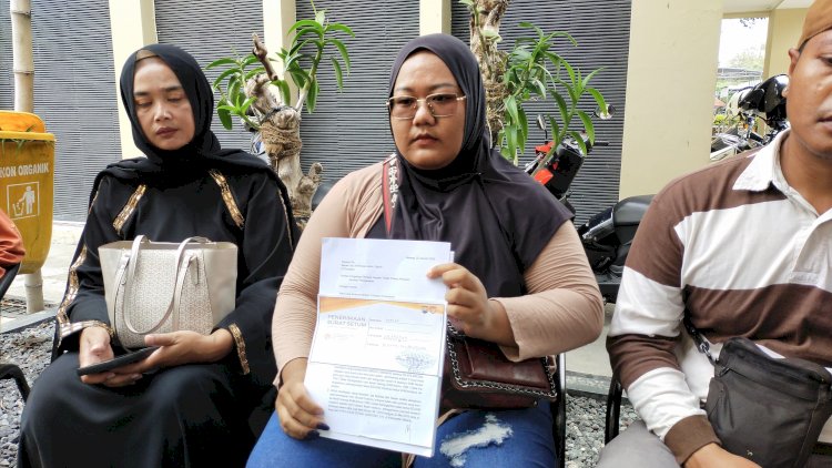 Isa Kristina dan anaknya Tri Utami melaporkan dugaan penggelapan dan penipuan di Polda Jatim/Ist