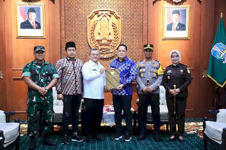 Pj Gubernur Jatim Adhy Karyono menyerahkan SK Perpanjangan Pj Bupati Sampang/Ist