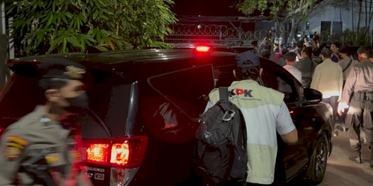 Penyidik KPK usai menggeledah rumah Djan Faridz di kawasan Menteng, Jakarta/Ist