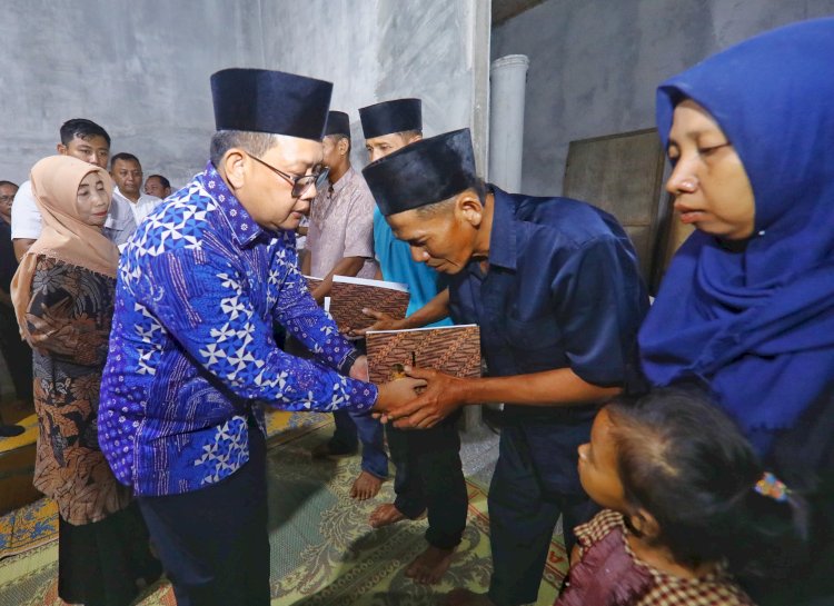 Pj Gubernur Adhy saat memberikan paket sembako dan santunan uang duka kepada keluarga korban/Ist