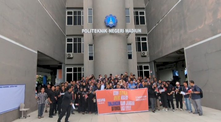 Puluhan Dosen Politeknik Negeri Madiun membentangkan poster tuntutan pemberian Tukin ke Kemendiktisaintek/ist