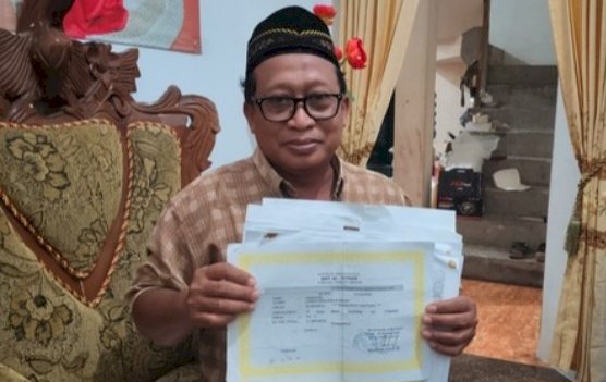 Sukono adik kandung Hj Kasima nasabah korban Koprasi Simpan Pinjam BMT Al Fitrah menunjukkan bukti surat atau dokumen milknya/istik kakaknya