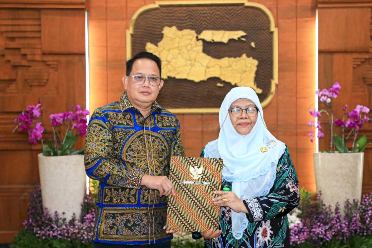 Pj Gubernur Jatim Adhy Karyono menyerahkan SPT Plt Bupati Situbondo kepada Khoirani/ist