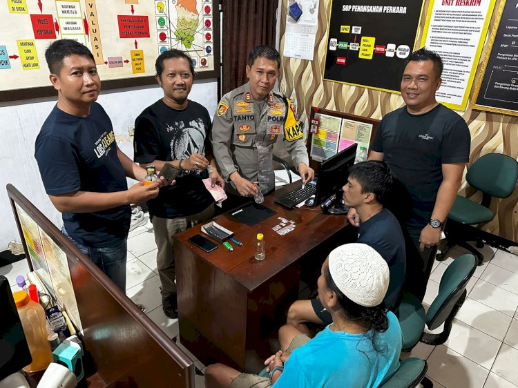 Kapolsek Suhartanto bersama anggota saat menunjukkan barang bukti dan kedua tersangka di Mapolsek Tanggul/Ist