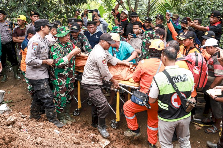 Polisi dan TNI bantu evakuasi dan pencarian warga terdampak tanah longsor Wonosalam/Ist