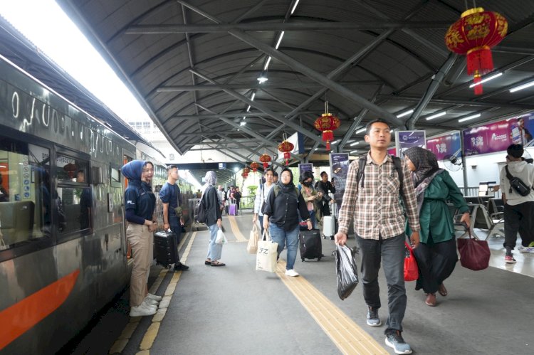 Calon penumpang kereta api saat libur Imlek dan Isra' Mi'raj 