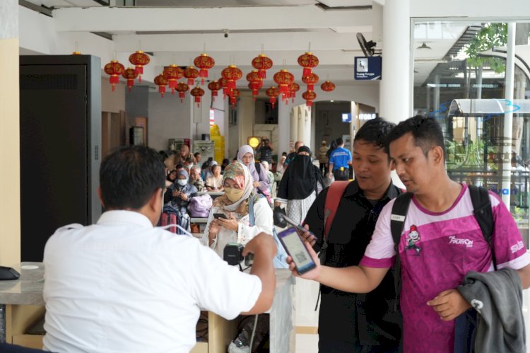 Calon penumpang kereta api 