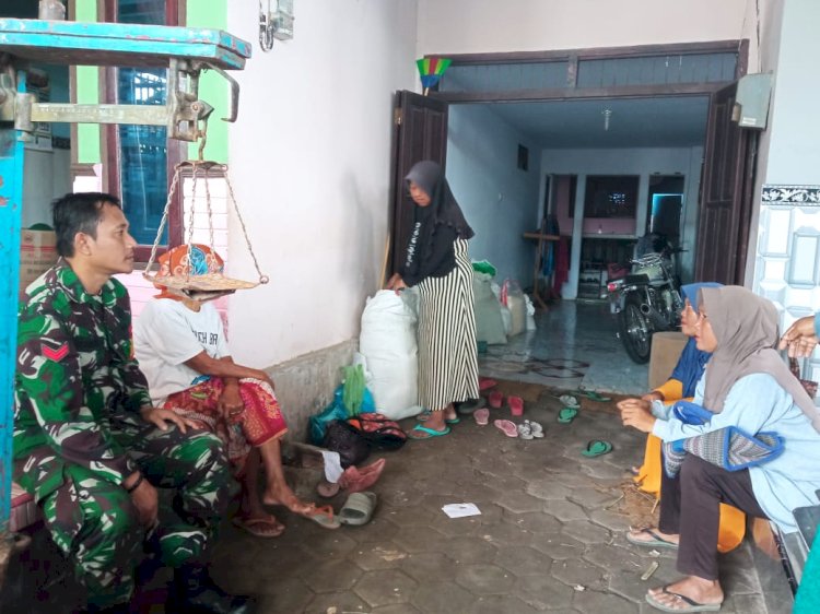 Foto: suasa rumah duka, pihak keluarga korban menunggu kedatangan korban dari RSD dokter Soebandi Jember.   