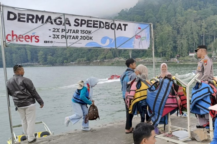 Polisi memantau Wisata Sarangan, Magetan