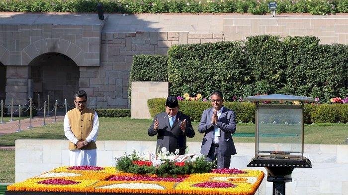 Presiden Prabowo Subianto ziarah di makam Mahatma Gandhi di makam Rajghat Memorial, New Delhi, Sabtu (25/1/2025)