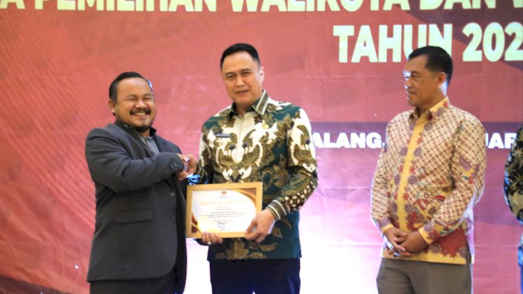  Pj Iwan Kurniawan S.T, M.M (tengah) saat menerima penghargaan/Ist