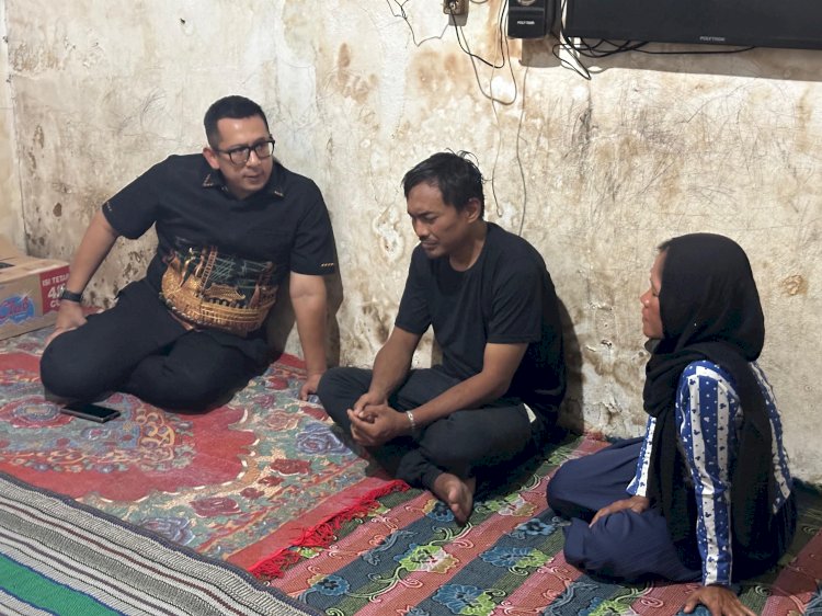Pj Wali Kota Mojokerto, Moh. Ali Kuncoro saat mengunjungi rumah salah satu siswa korban kecelakaan laut/ist