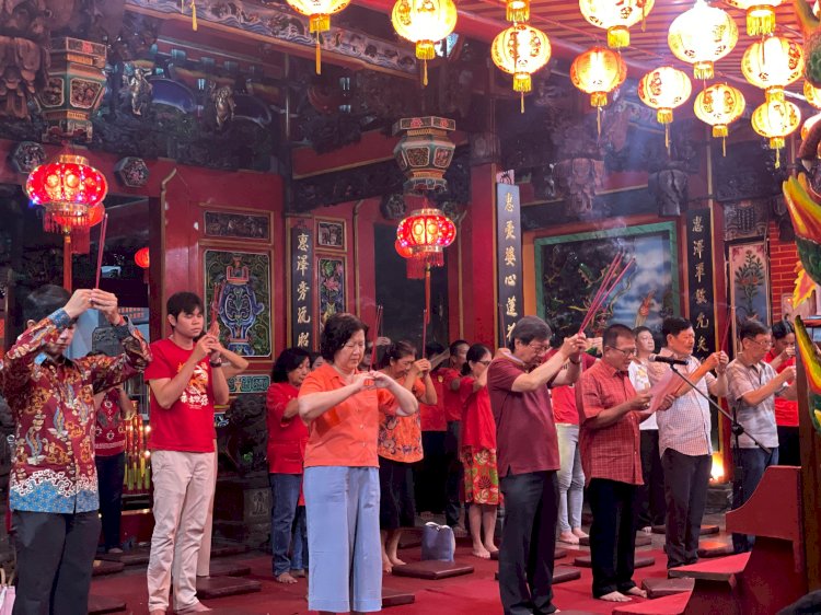 Masyarakat Tionghoa di Kota Madiun sedang sembayang di Vihara Hwie Ing Kiong/Ist