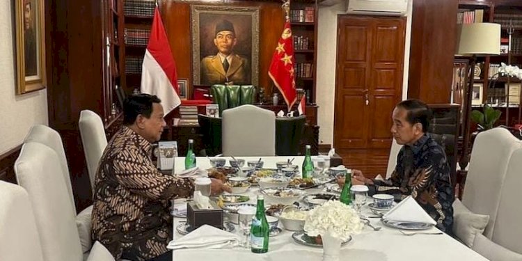 Prabowo Subianto dan Joko Widodo dalam sebuah jamuan makan malam di Jalan Kertanegara, Jakarta./Setpres