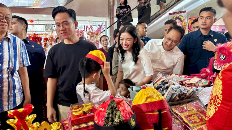 Pj Gubernur Adhy mendampingi Wapres Gibran Rakabuming blusukan ke kawasan padat penduduk di jalan Kapasan/Ist
