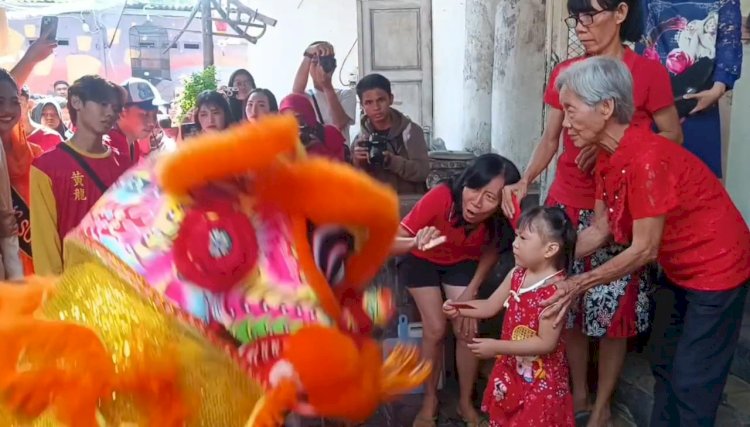 Atraksi barongsai di kampung Pecinan Surabaya 