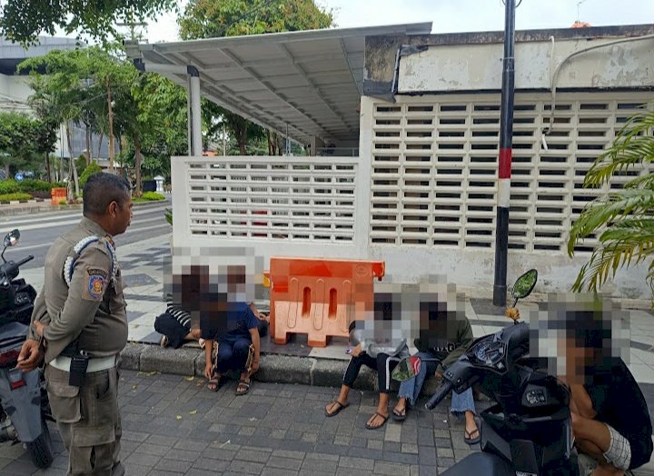 Teks foto: Satpol PP Surabaya amankan ebam rsmaja/ist