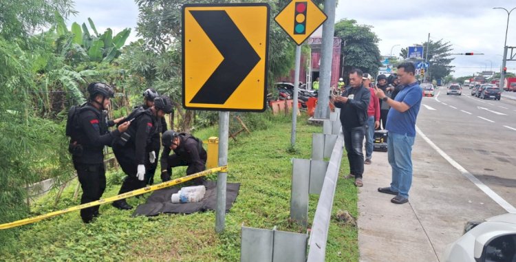 Polres Madiun sedang memasang police line/ist
