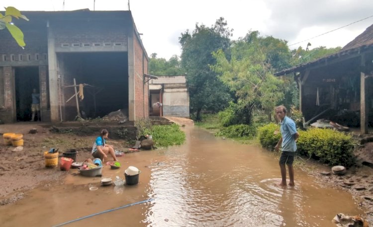 Warga Sugihwaras Madiun membersihkam rumah dan menyelamatkan perabotan yang terdampak banjir bandang/ist