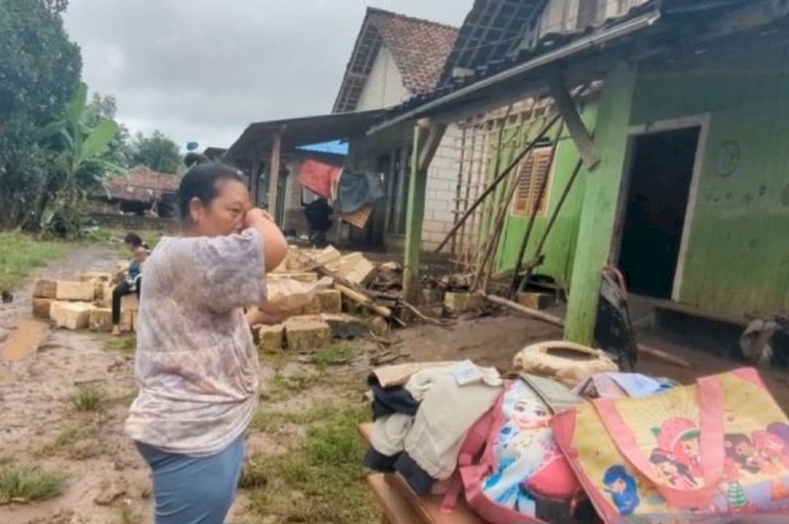 Warga Saradan Madiun menangis rumahnya diterjang banjir bandang/antara